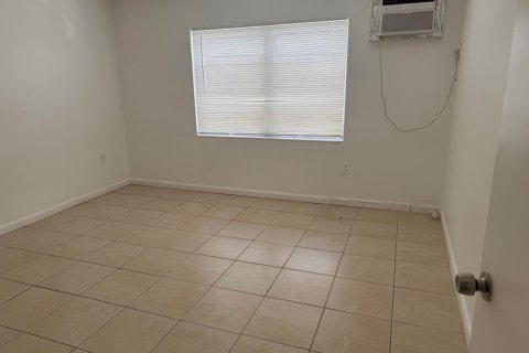 Copropriété à louer à North Miami Beach, Floride: 16 chambres, 1348.29 m2 № 2411793 - photo 12