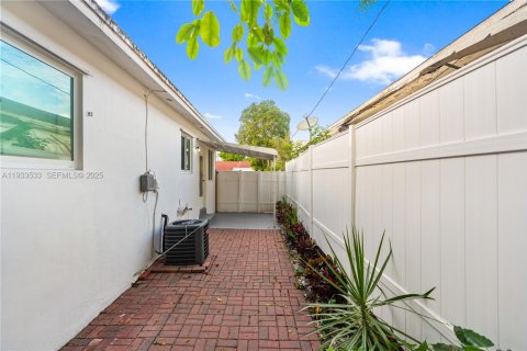 Condominio en venta en Hollywood, Florida, 2 dormitorios, 79.06 m2 № 1991433 - foto 24