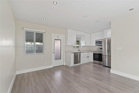 Condominio en venta en Hollywood, Florida, 2 dormitorios, 79.06 m2 № 1991433 - foto 11