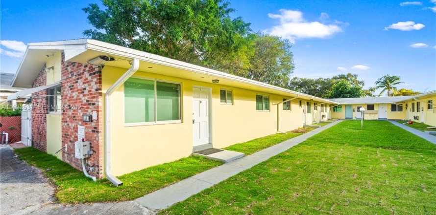 Condominio en Hollywood, Florida, 2 dormitorios  № 1991433