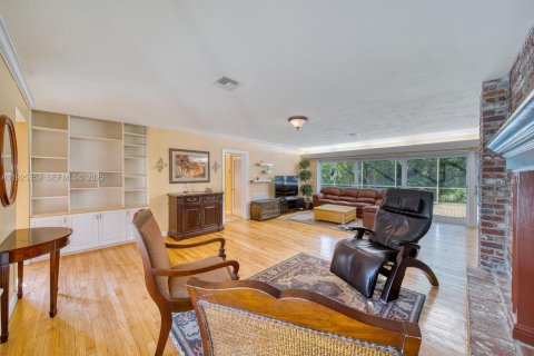 House in Pinecrest, Florida 3 bedrooms, 190.45 sq.m. № 1984632 - photo 14