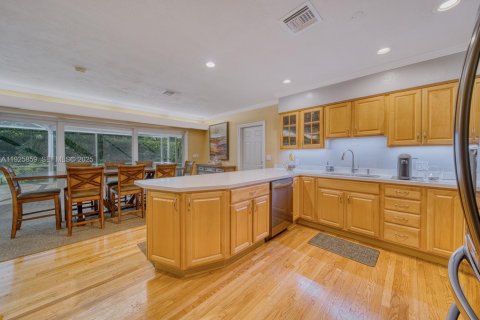 House in Pinecrest, Florida 3 bedrooms, 190.45 sq.m. № 1984632 - photo 22