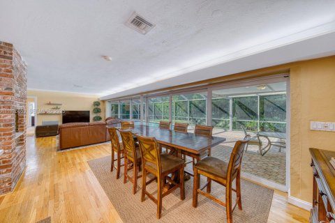 House in Pinecrest, Florida 3 bedrooms, 190.45 sq.m. № 1984632 - photo 16