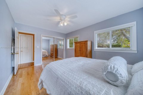 House in Pinecrest, Florida 3 bedrooms, 190.45 sq.m. № 1984632 - photo 29