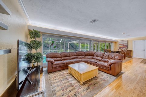 House in Pinecrest, Florida 3 bedrooms, 190.45 sq.m. № 1984632 - photo 12