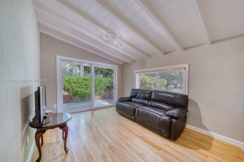 House in Pinecrest, Florida 3 bedrooms, 190.45 sq.m. № 1984632 - photo 23