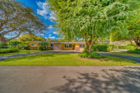 House in Pinecrest, Florida 3 bedrooms, 190.45 sq.m. № 1984632 - photo 2