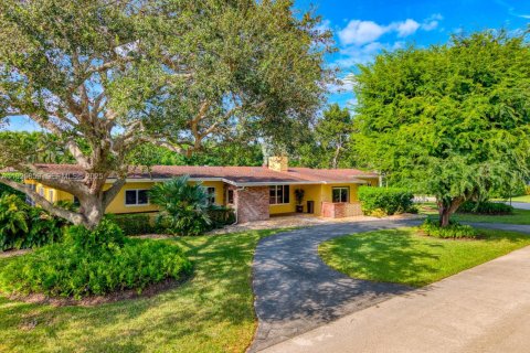 House in Pinecrest, Florida 3 bedrooms, 190.45 sq.m. № 1984632 - photo 1
