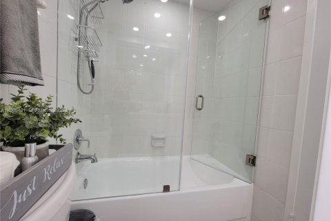 Снять в аренду кондоминиум в Холливуд, Флорида 2 спальни, 93.83м2, № 2075416 - фото 30