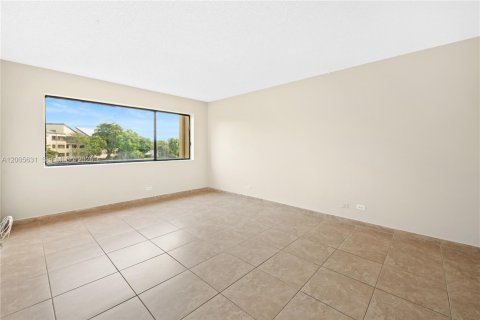 Condo in Miami, Florida, 3 bedrooms  № 2069531 - photo 15