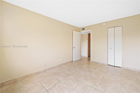 Condo in Miami, Florida, 3 bedrooms  № 2069531 - photo 23