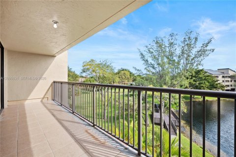 Condo in Miami, Florida, 3 bedrooms  № 2069531 - photo 2