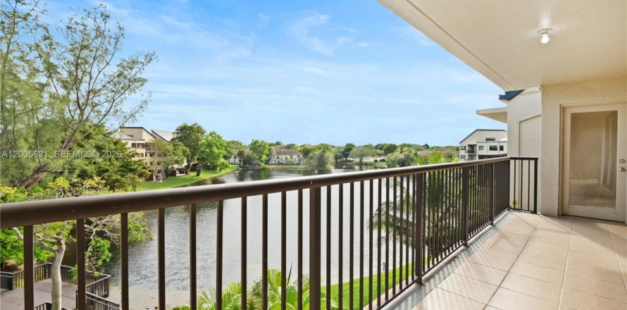 Condo in Miami, Florida, 3 bedrooms  № 2069531