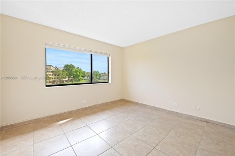 Condo in Miami, Florida, 3 bedrooms  № 2069531 - photo 19