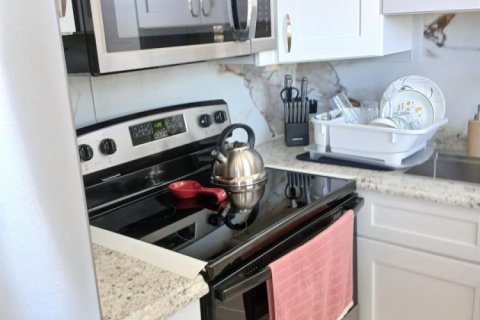 Condo in West Palm Beach, Florida, 2 bedrooms  № 2378417 - photo 14