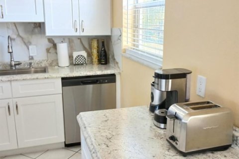 Condo in West Palm Beach, Florida, 2 bedrooms  № 2378417 - photo 16