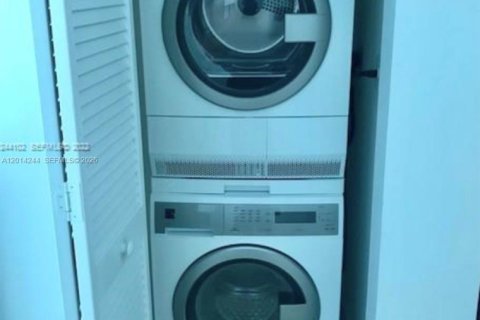 Condo in Miami, Florida, 1 bedroom  № 2248498 - photo 9