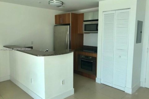 Condo in Miami, Florida, 1 bedroom  № 2248498 - photo 2