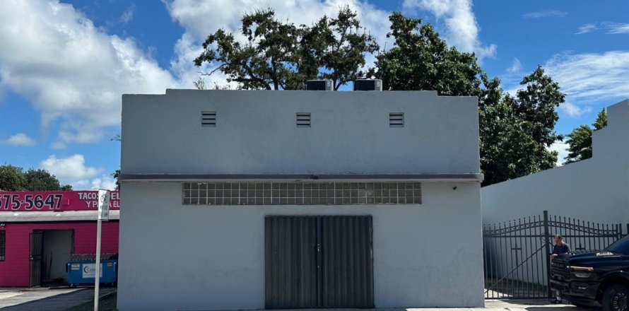 Commercial property in Miami, Florida № 2083039