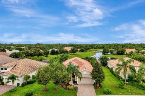 House in Lakewood Ranch, Florida 3 bedrooms, 231.05 sq.m. № 1916788 - photo 2