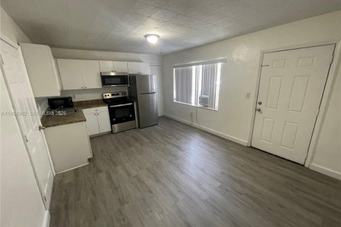 Casa en alquiler en Miami, Florida, 3 dormitorios, 139.35 m2 № 2026339 - foto 7