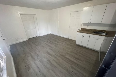 Casa en alquiler en Miami, Florida, 3 dormitorios, 139.35 m2 № 2026339 - foto 9