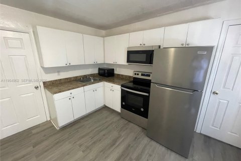 Casa en alquiler en Miami, Florida, 3 dormitorios, 139.35 m2 № 2026339 - foto 4