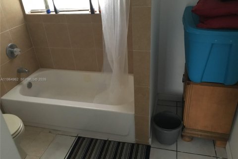 Casa en alquiler en Miami, Florida, 3 dormitorios, 139.35 m2 № 2026339 - foto 13