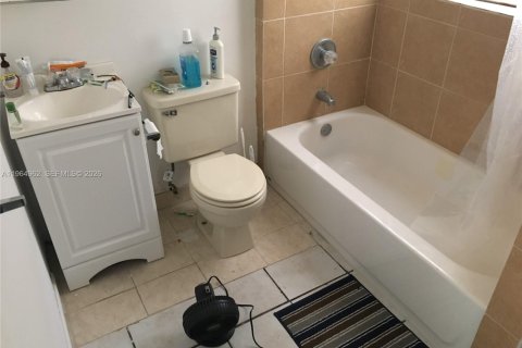 Casa en alquiler en Miami, Florida, 3 dormitorios, 139.35 m2 № 2026339 - foto 12