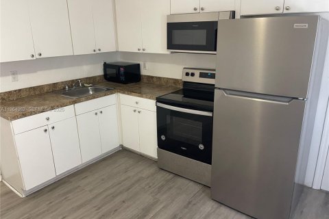 Casa en alquiler en Miami, Florida, 3 dormitorios, 139.35 m2 № 2026339 - foto 5