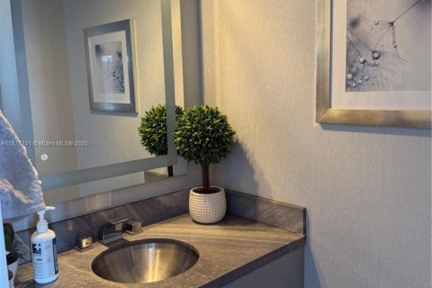 Condo in Miami, Florida, 2 bedrooms  № 2052725 - photo 10