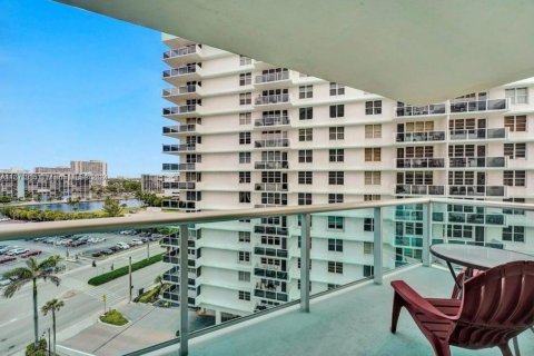 Condo in Hollywood, Florida, 2 bedrooms  № 1699704 - photo 17