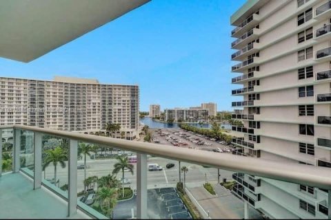 Condo in Hollywood, Florida, 2 bedrooms  № 1699704 - photo 21