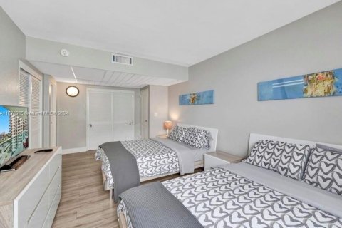 Condo in Hollywood, Florida, 2 bedrooms  № 1699704 - photo 13
