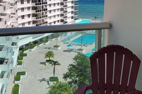 Condo in Hollywood, Florida, 2 bedrooms  № 1699704 - photo 22