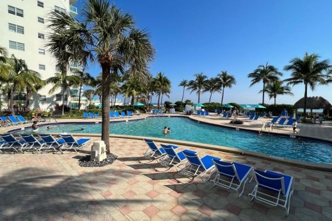 Condo in Hollywood, Florida, 2 bedrooms  № 1699704 - photo 25