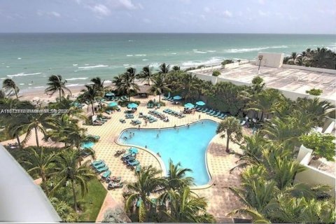 Condo in Hollywood, Florida, 2 bedrooms  № 1699704 - photo 18