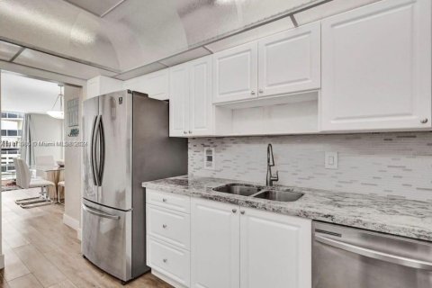 Condo in Hollywood, Florida, 2 bedrooms  № 1699704 - photo 7