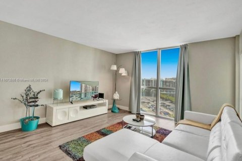 Condo in Hollywood, Florida, 2 bedrooms  № 1699704 - photo 1