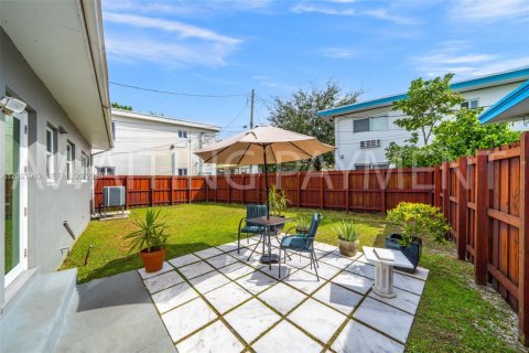 House in Miami Beach, Florida 2 bedrooms, 96.43 sq.m. № 2066039