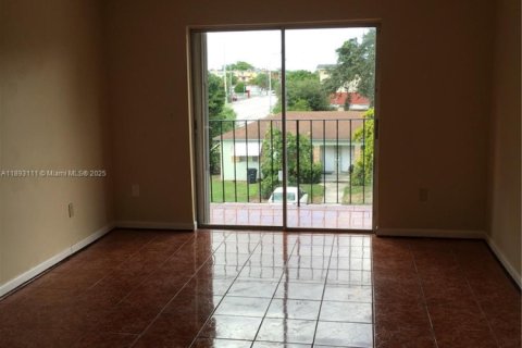 Снять в аренду кондоминиум в Норт-Майами, Флорида 2 спальни, 81.1м2, № 1945626 - фото 2