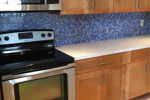 Снять в аренду кондоминиум в Норт-Майами, Флорида 2 спальни, 81.1м2, № 1945626 - фото 5