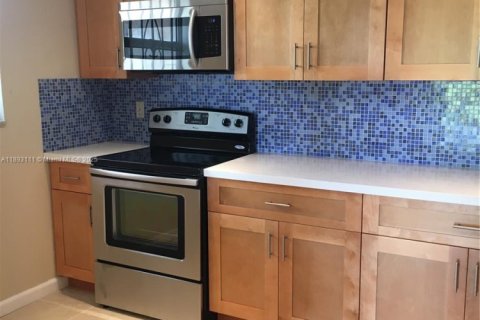 Снять в аренду кондоминиум в Норт-Майами, Флорида 2 спальни, 81.1м2, № 1945626 - фото 3