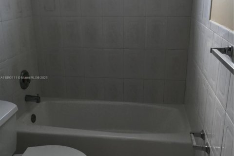 Снять в аренду кондоминиум в Норт-Майами, Флорида 2 спальни, 81.1м2, № 1945626 - фото 12