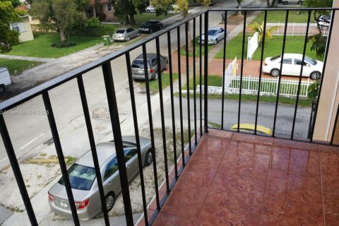 Снять в аренду кондоминиум в Норт-Майами, Флорида 2 спальни, 81.1м2, № 1945626 - фото 16