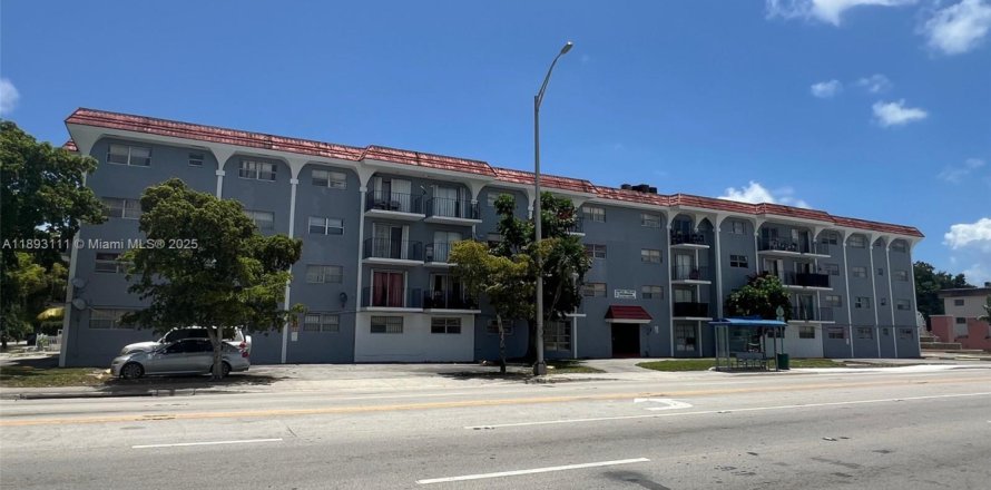 Кондоминиум с 2 спальнями в Норт-Майами, Флорида № 1945626