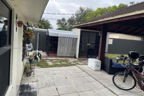 House in Miami Gardens, Florida 3 bedrooms, 136.01 sq.m. № 1849012 - photo 4