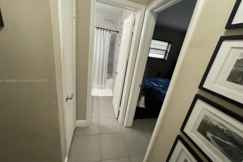 House in Miami Gardens, Florida 3 bedrooms, 136.01 sq.m. № 1849012 - photo 12