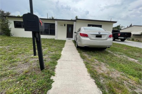House in Miami Gardens, Florida 3 bedrooms, 136.01 sq.m. № 1849012 - photo 1