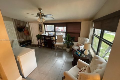 House in Miami Gardens, Florida 3 bedrooms, 136.01 sq.m. № 1849012 - photo 23